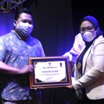 Sutinah Berikan Penghargaan Kepada Tujuh Maestro Pencipta Kelong Mamuju