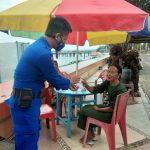 Sat Polairud Polres Polman Bagi-Bagi Masker Untuk Masyarakat