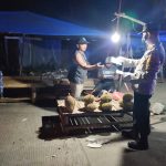 Sambangi Pedagang Kaki Lima dan Pengunjung APM, Kapolsek Mamuju Ajak Warga Patuh Prokes Sambil Bagikan Masker