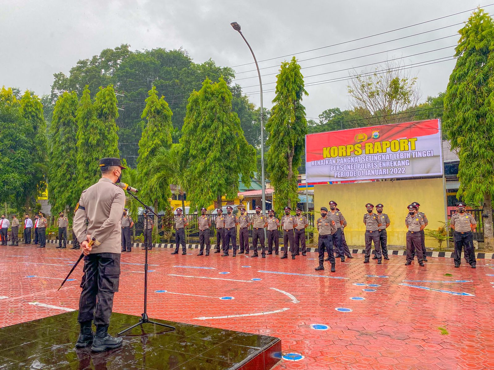 Kapolres Enrekang AKBP Dr. Andi Sinjaya, SH, S.IK, MH memimpin upacara korps raport kenaikan pangkat personel Polres Enrekang di lapangan Apel Mapolres Enrekang, Sabtu(1/1).