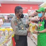 Satuan Samapta Polres Polman Lakukan Pengecekan Bahan Pokok di Pasar.