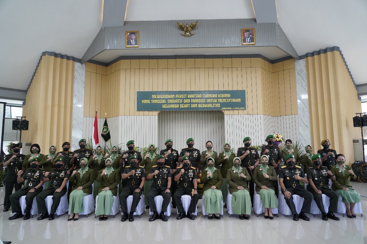 Pangdam XIV/Hasanuddin Mayjen TNI Andi Muhammad, S.H., didampingi Ketua Persit Kartika Chandra Kirana (KCK) Daerah XIV Hasanuddin Ny. Amelia Andi Muhammad menghadiri acara puncak peringatan HUT ke-76 Persit Kartika Chandra Kirana Tahun 2022