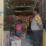 Cegah Penimbunan Minyak Goreng Bhabinkamtibmas Pambusuang Cek Warung Dan Kios.