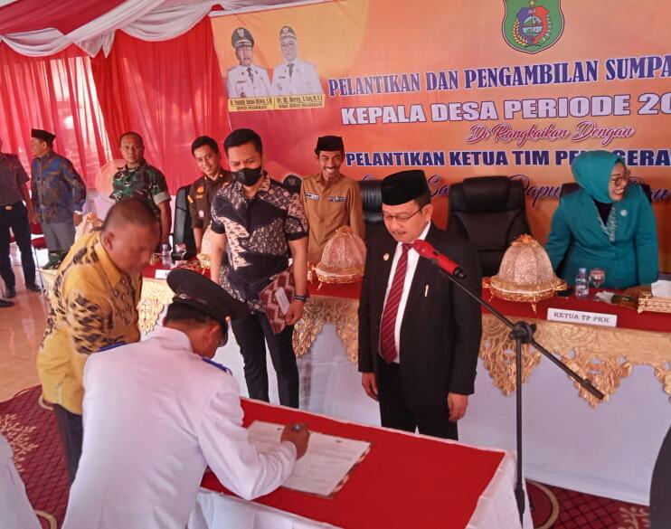 Bupati Pasangkayu, kembali melantik sembilan kepala desa (Kades) yang berasal dari 3 kecamatan Sarudu (Foto Arif / Rakyatsulbar.com)