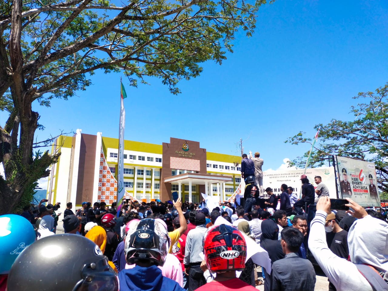 Ratusan warga Mamuju, Sulawesi Barat, geruduk kantor Kejaksaan Tinggi (Kejati) Provinsi Sulawesai Barat (Sulbar), Senin (25/7/2022) (Foto Sudirman/ Rakyatsulbar.com)
