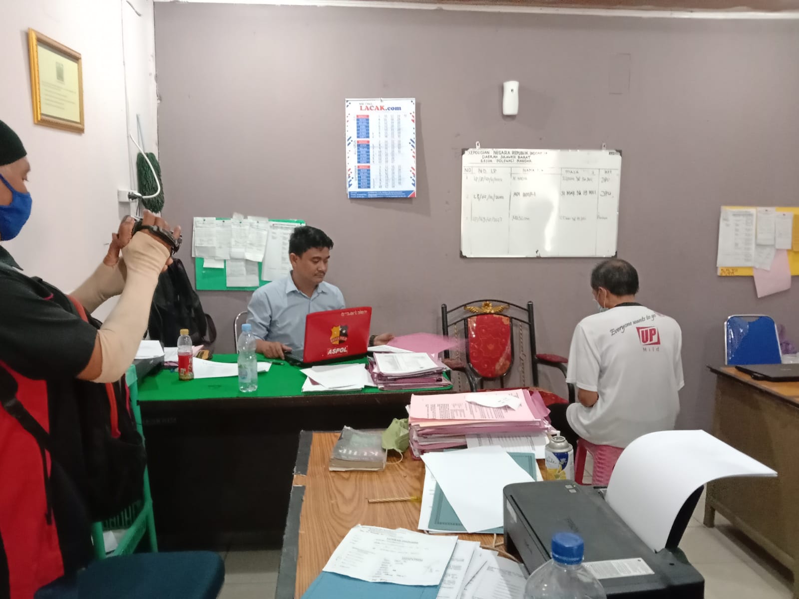 Tersangka pencabulan sesama jenis saat dimintai keterangan diruang PPA Polres Polman