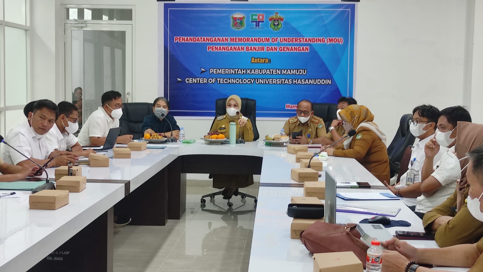 Pemerintah Kabupaten Mamuju teken Memorandum Of Understanding (MoU) dengan Center Of Technology (COT) Universita Hasanuddin (Unhas) di Kantor Bupati Mamuju (Foto Lukman Rahim/ Rakyatsulbar.com)