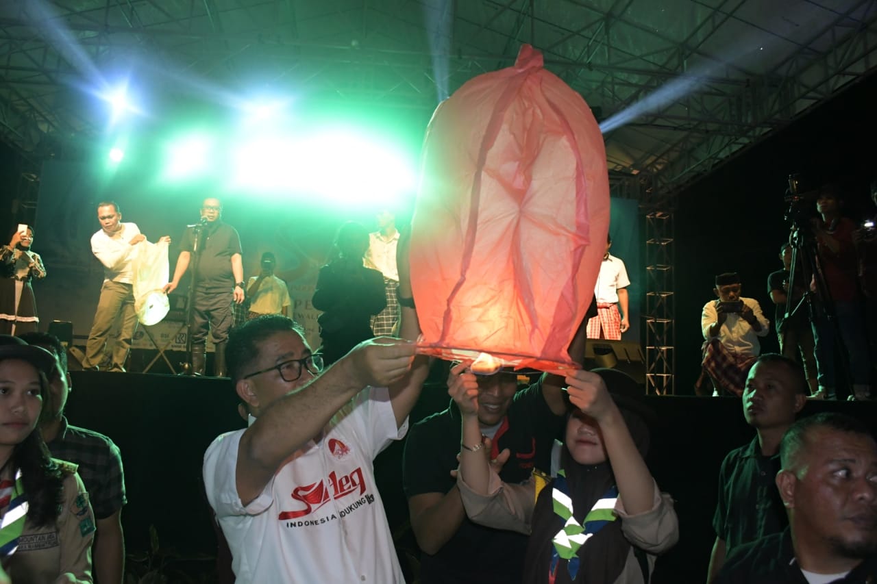 Pj Gubernur Sulbar Akmal Malik saat melepaskan lampu lempion sebagai tanda pembukaan Festival Sandeq 2022