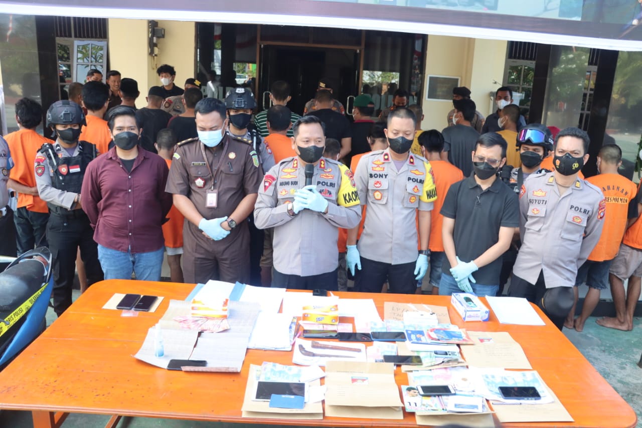 Polres Polman amakan 28 orang tersangka tindak pidana bersama dengan barang bukti (BB)