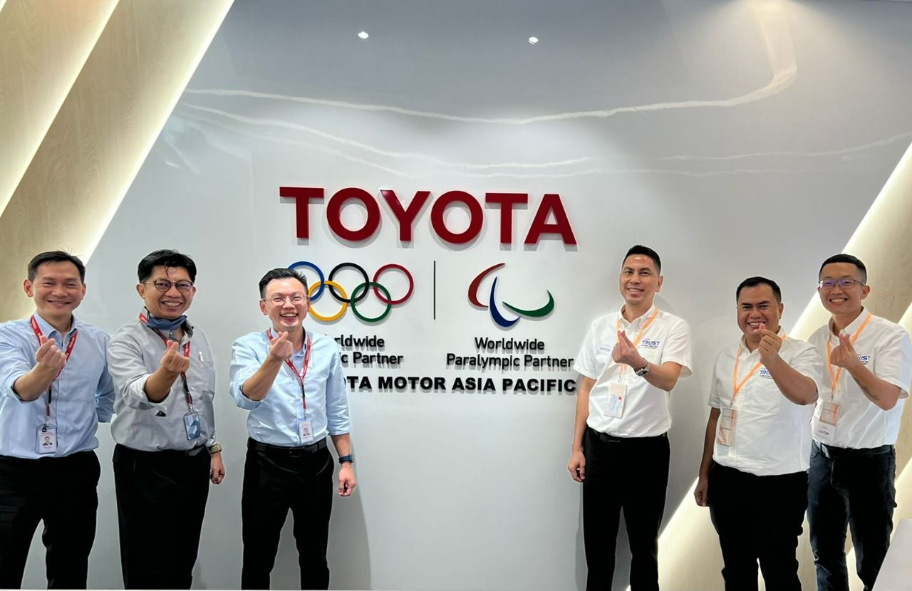 Robby Wijaya selaku Chief Operation Officer Kalla Toyota dan Idham Multazam selaku Used Car Manager Kalla Toyota membawakan presentasi di ajang internasional