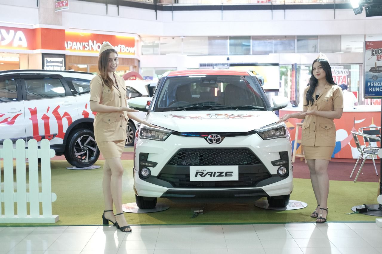 Usher Kalla Toyota berpose disamping unit Toyota unggulan beberapa waktu lalu