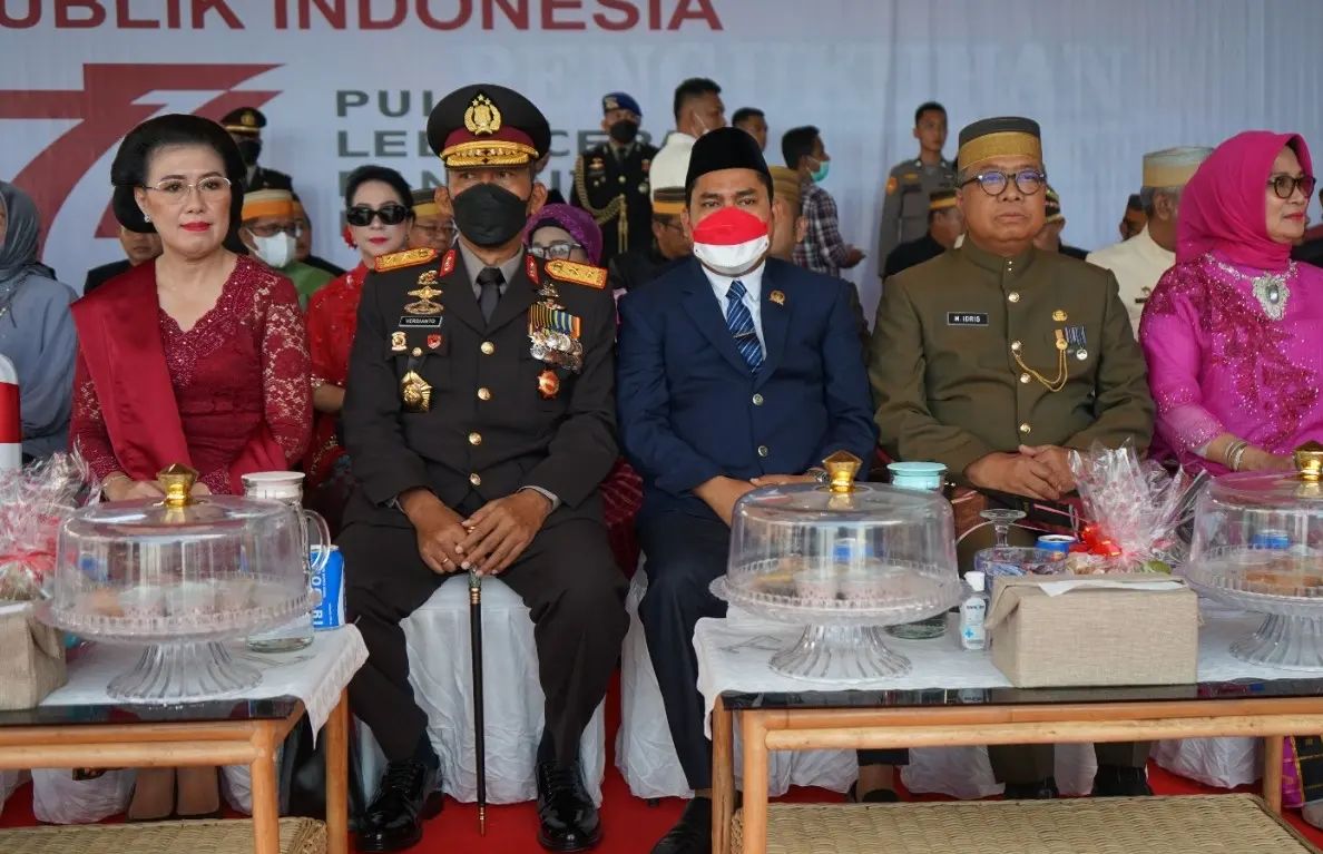 Wakil Ketua DPRD Sulbar H. Abd. Rahim menghadiri Upacara Penurunan Bendera Merah Putih 17 Agustus 2022