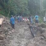 Tak Ada Alat Berat, Warga Lingkungan Tamasapi & Tapodede Gotong Royong Bersihkan Material Longsor 