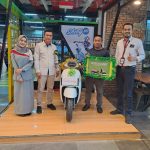 Kalla Toyota Serahkan Satu Unit Motor Kepada Satu Pelanggan Beruntung