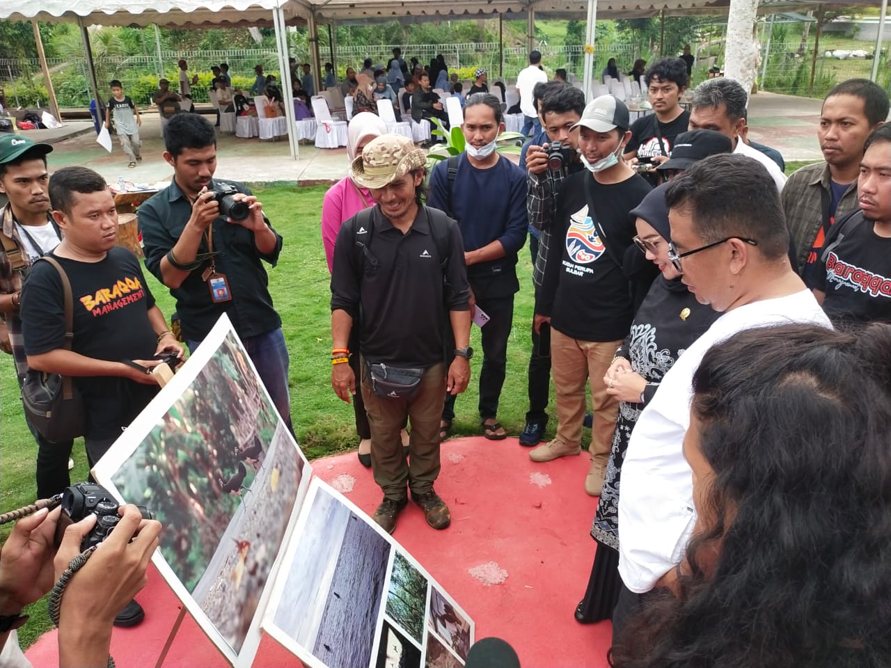 Pj Gubernur Sulbar Akmal Malik Bersama Ketua DPRD Sulbar Suraidah saat menunjua pameran yang di buat Ini Sulbar (Foto Sudirman/ Rakyatsulvbar.com)
