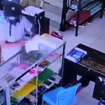 Seorang Pria Terekam CCTV Saat Mencuri HP di Foto Copy Aulia