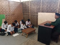 Miris, Siswa Mts di Pulau Salama Binuang Polman Belajar Melantai Tanpa Bangku dan Meja