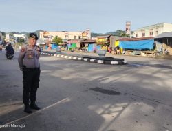 Personil Polresta Mamuju Sigap Lakukan Pengaturan Arus Lalu lintas Serta Bantu Warga Menyeberang