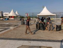 Satpol PP Pemprov Sulbar Bersihkan Sampah di Anjungan Pantai Manakarra