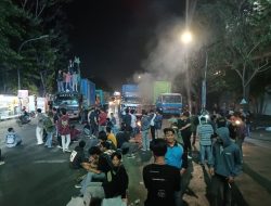 Pendemo Boikot Jalan Sultan Alauddin Makassar