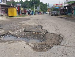 Lubang di Jalan H Abd Malik Pattana Endeng Membahayakan Pengendara