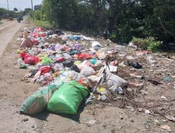 Tumpukan Sampah Kembali Berserakan di Pinggir Jl Martadinata Mamuju