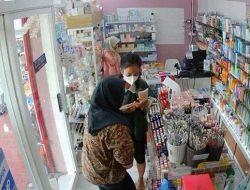 “Mau Cantik Kok Malah Nyuri!” Dua Wanita Terekam CCTV Curi Lipstik di Magetan