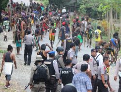 Bentrokan di Papua Puluhan Rumah Dibakar dan Banyak Korban Terluka
