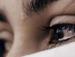 Menangis Ternyata Bermanfaat untuk Kecantikan Wajah, Ini Alasannya!