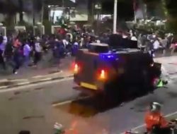 Viral Video Driver Ojol Dilindas Mobil Brimob, Tancap Gas Melarikan Diri