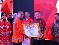 Kapolda Sulsel Terima Penghargaan dari Gubernur Sulsel pada Peringatan HUT Ke-80 RI