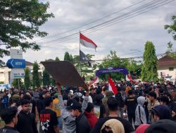 Mahasiswa Bentrok dengan Polisi Saat Demo di DPRD Sulbar, Gas Air Mata Dilepaskan