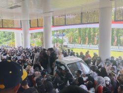 Ratusan Tenaga Kontrak Mamuju Kepung Kantor Bupati