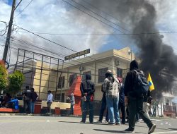 Puluhan Mahasiswa Mamuju Kepung Polresta Mamuju, Menuntut Dua Rekannya Dilepas  