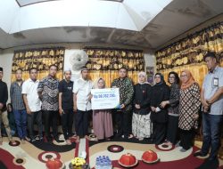 Wali Kota Makassar Serahkan Santunan bagi Keluarga Korban DPRD Makassar