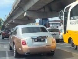 Netizen Tantang Petugas Tindak Pemilik Mobil Viral yang Diduga Pakai Plat Palsu