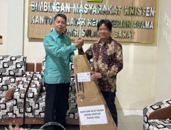 Bimas Kristen Kemenag Sulbar Serahkan Bantuan Alat Musik Gitar kepada LPPD Sulbar