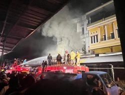 BREAKING NEWS: Toko Bangunan Ahon Mamuju Terbakar, Petugas Gabungan Berjuang Padamkan Api