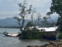 Dihantam Ombak, Kapal Hibah Kemenhub Rusak di Mamuju