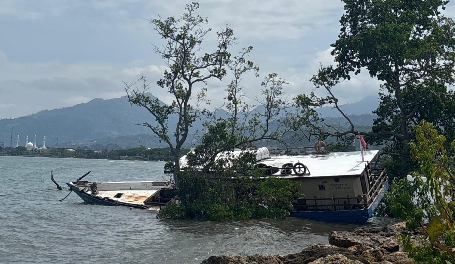 Dihantam Ombak, Kapal Hibah Kemenhub Rusak di Mamuju