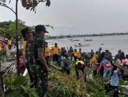 Kerja Bakti Jumat Bersih, TNI-Polri dan Pemkot Parepare Bikin ASRI Pantai Anjungan Cempae