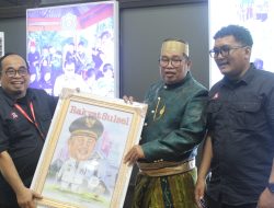 HUT ke-66 Takalar, Bupati Daeng Manye Terima Cinderamata dari Harian Rakyat Sulsel