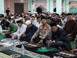 Kapolres Maros dan Bupati Maros Laksanakan Tarawih Perdana di Masjid Al Markaz