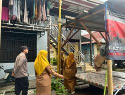 Bhabinkamtibmas Dampingi Aparat Kelurahan Periksa Lampu Lorong Warga