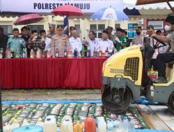 Polresta Mamuju Musnahkan 1.435 Botol Miras dan 200 Liter Ballo