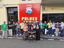 Polres Parepare Gandeng LSM dan OKP, Bersama Bagi Takjil Jelang Buka Puasa