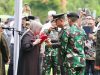 Istri Almarhum Mayjen (Purn) Salim Mengga Terima Bendera Merah Putih Usai Upacara Pemakaman Militer