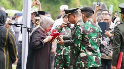 Istri Almarhum Mayjen (Purn) Salim Mengga Terima Bendera Merah Putih Usai Upacara Pemakaman Militer