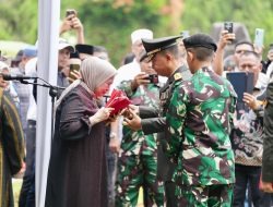 Istri Almarhum Mayjen (Purn) Salim Mengga Terima Bendera Merah Putih Usai Upacara Pemakaman Militer