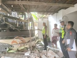 Hindari Motor, Bus Tabrak Rumah Warga di Campalagian